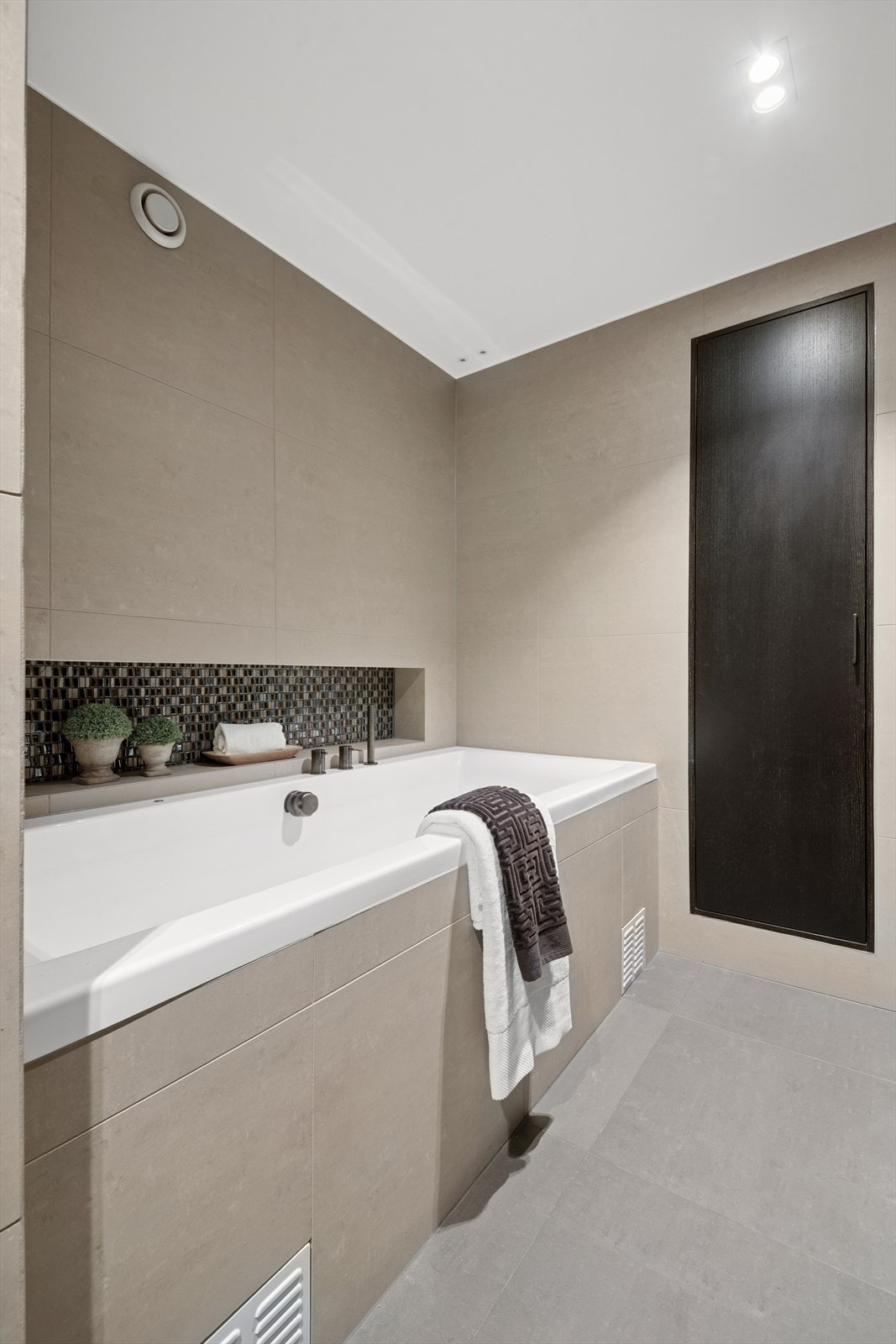 Badet er utstyrt med et integrert høyskap som gir god oppbevaringsplass. Galleribilde