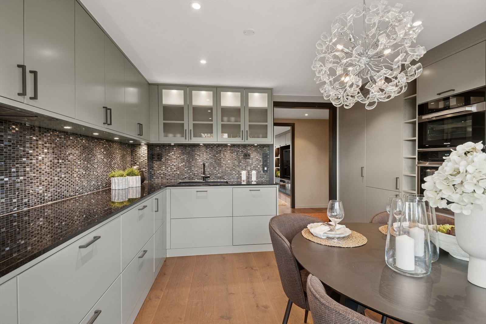 Stort og eksklusivt kjøkken fra Drømmekjøkkenet, med integrerte hvitevarer fra Miele. Galleribilde