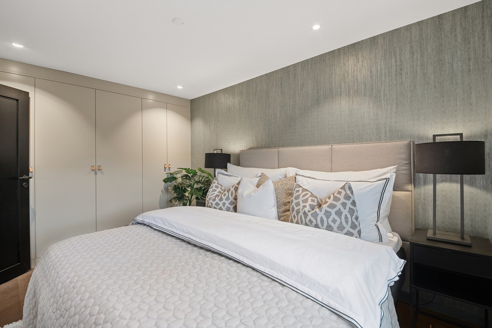 Plassbygde skap som trekker seg fra gulv til tak. Galleribilde