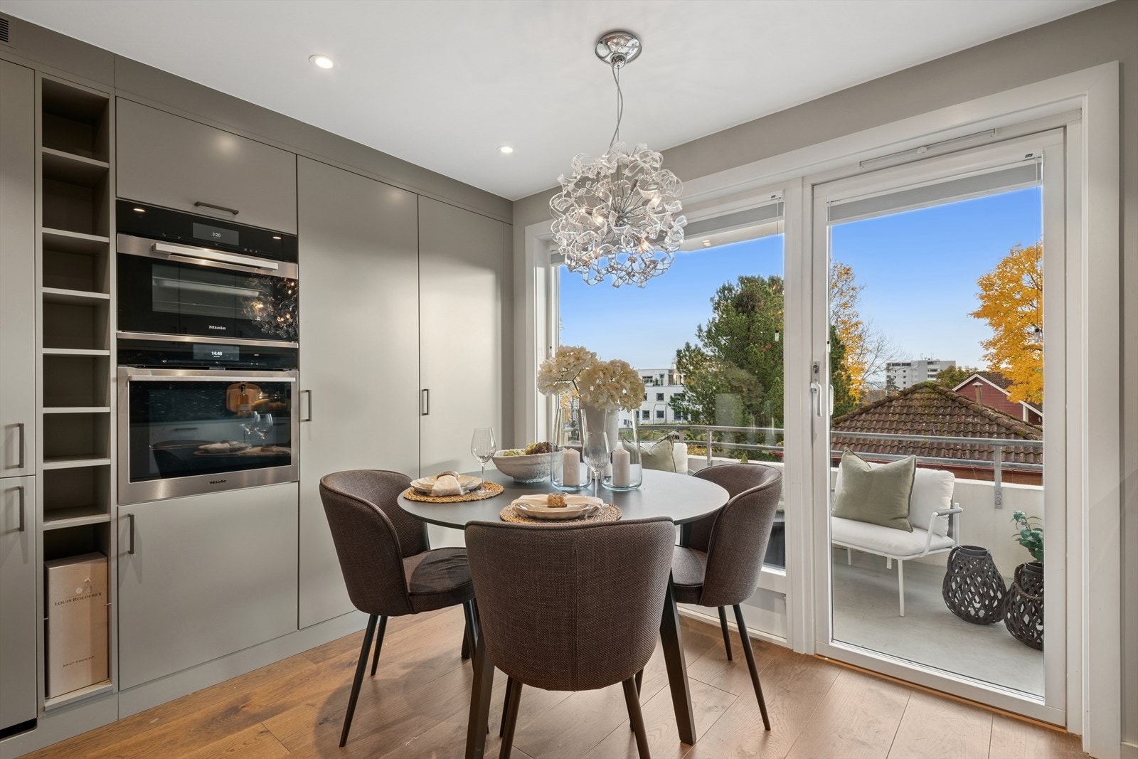 Kjøkkenet har et integrert kjøleskap og et kjøl/frys Galleribilde