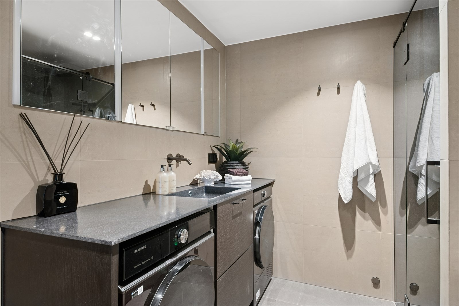 Under servanten er det lagt opp til vaskemaskin og tørketrommel. Galleribilde