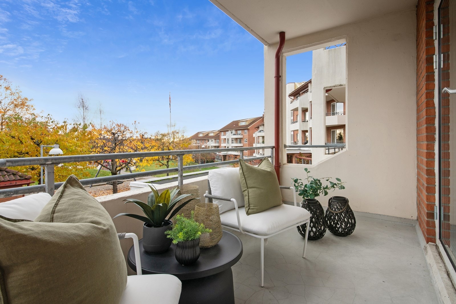 Balkongen er 6 kvm, ligger mot borettslagets fellesareal og vedner mot sørøst. Galleribilde