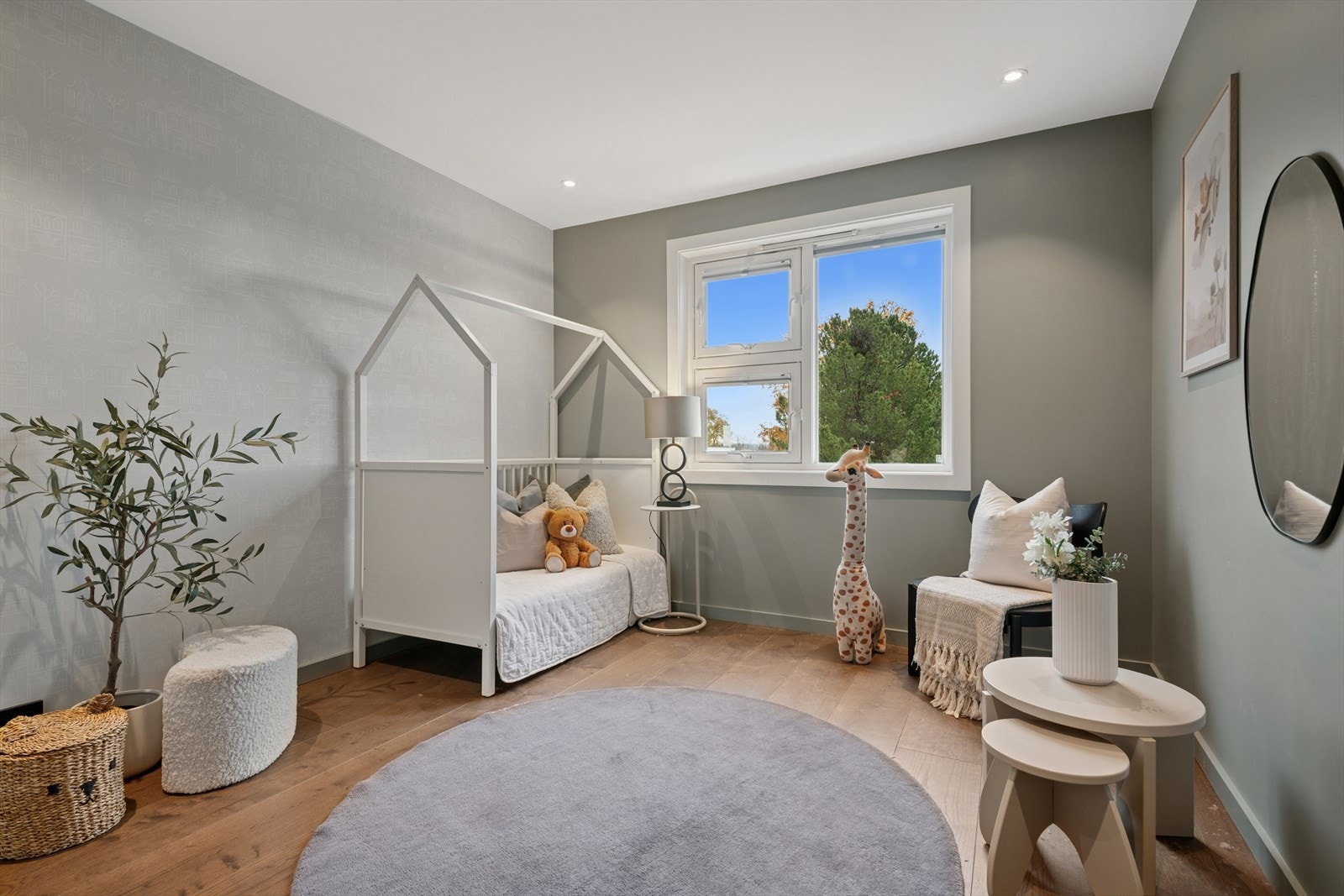 Soverom III vender ut mot felles grøntområder. Galleribilde