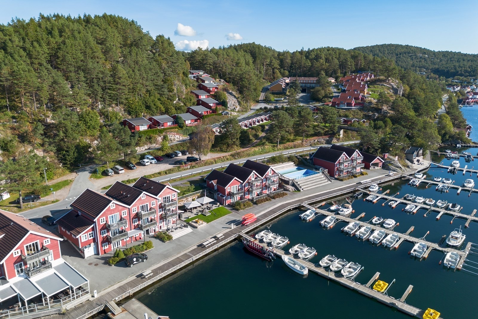 Med tilgang til butikk, restaurant, basseng, sauna og leie av båter. Galleribilde