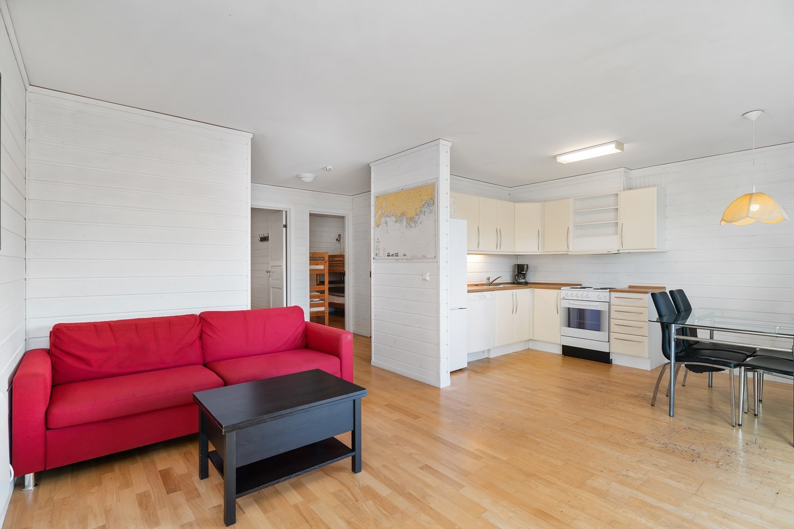 Her finner vi sofa og spisebord. Galleribilde