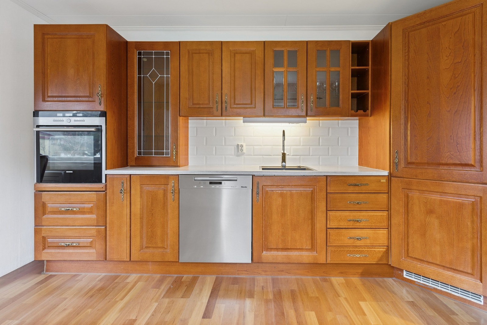 Det er godt med arbeids- og oppbevaringsplass inne på kjøkkenet! Galleribilde