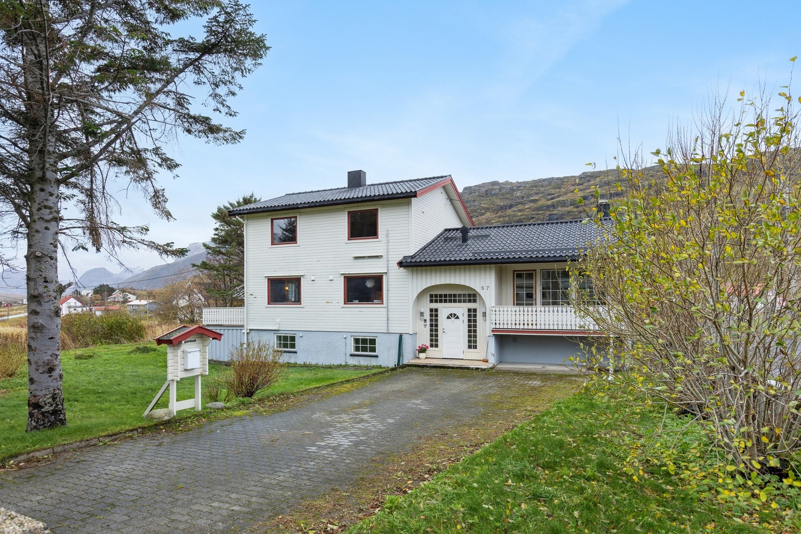 En innholdsrik og flott enebolig innredet over to plan, over kjeller. Galleribilde