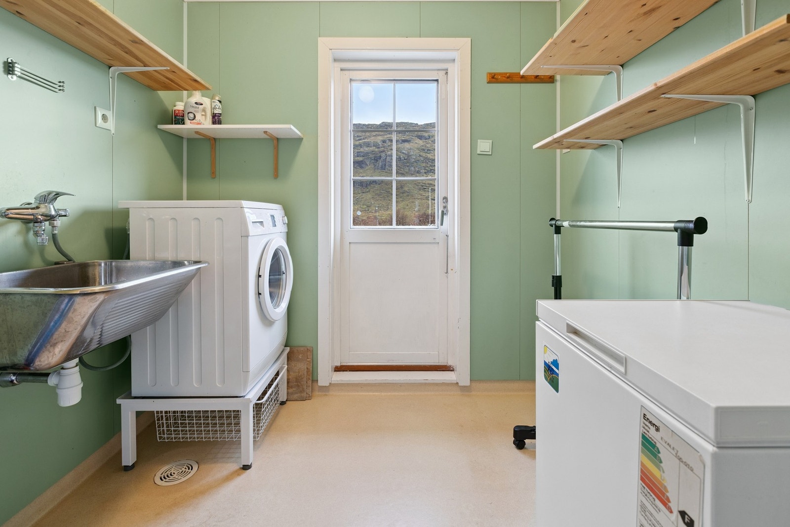 Separat vaskerom med egen inngang, varme i gulv og god oppbevaringsplass. Galleribilde