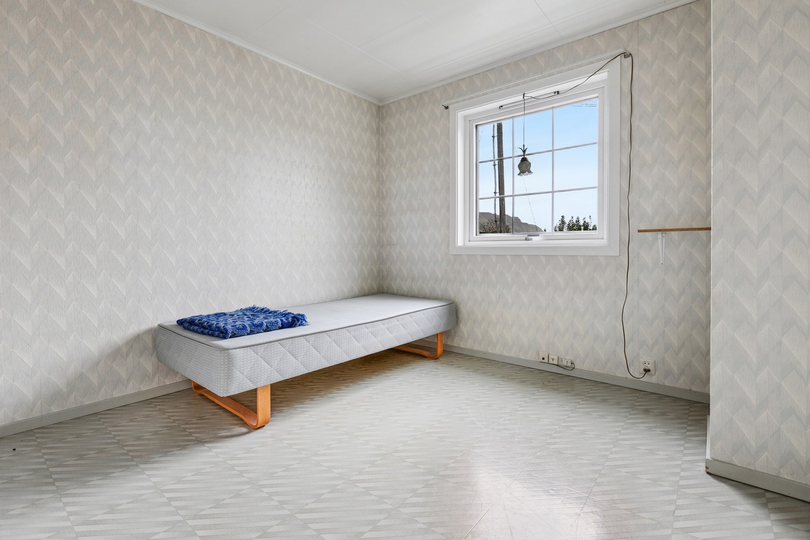 Innredet soverom på hovedplan, med plass for ulikt møblement. Det gjøres oppmerksom på at rommet er byggemeldt som kontor. Galleribilde