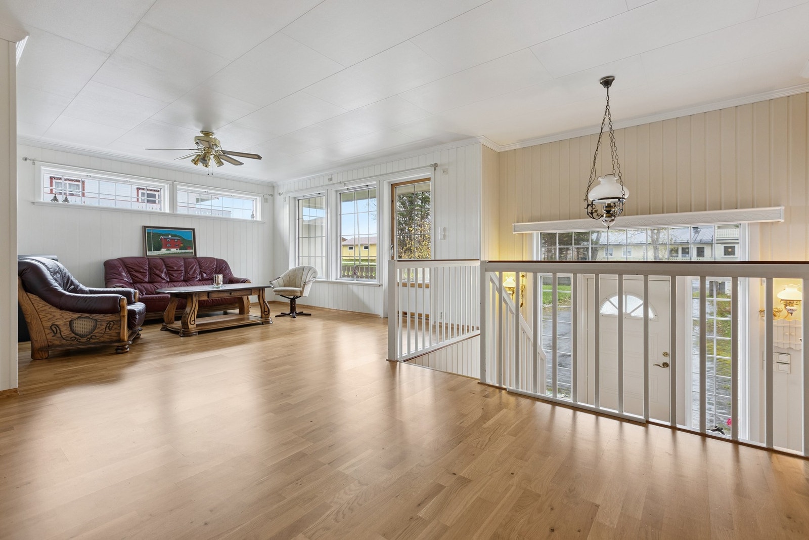 Boligen byr på en romslig og praktisk planløsning, med blant annet to stuer med vedovner og varmepumper, samt 4 soverom og separat vaskerom. Galleribilde