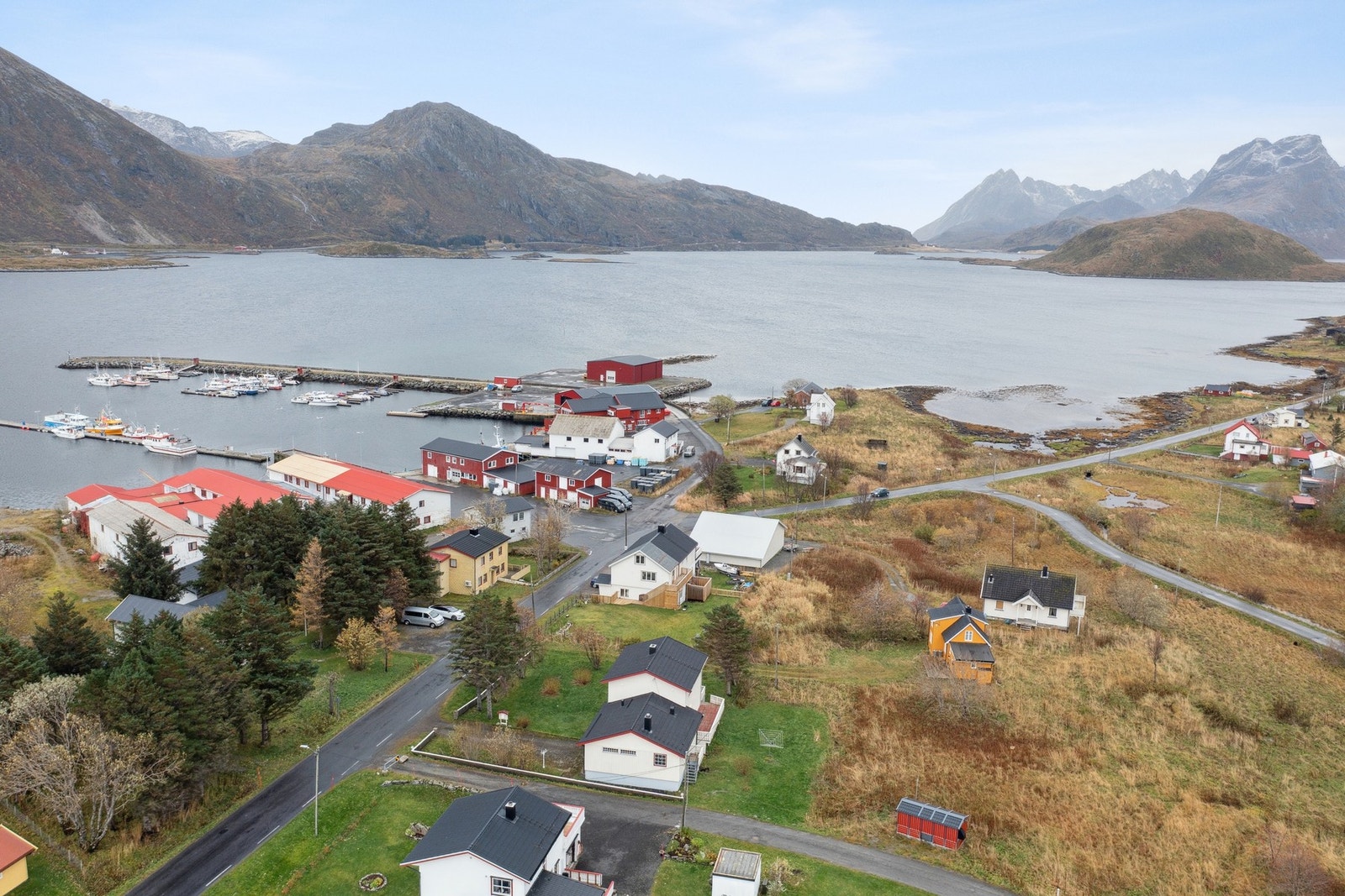 Boligen ligger i sentrum av Fredvang, og det er kun en kort kjøretur til Ramberg, hvor man blant annet finner dagligvarebutikk, jernvare og café. Galleribilde