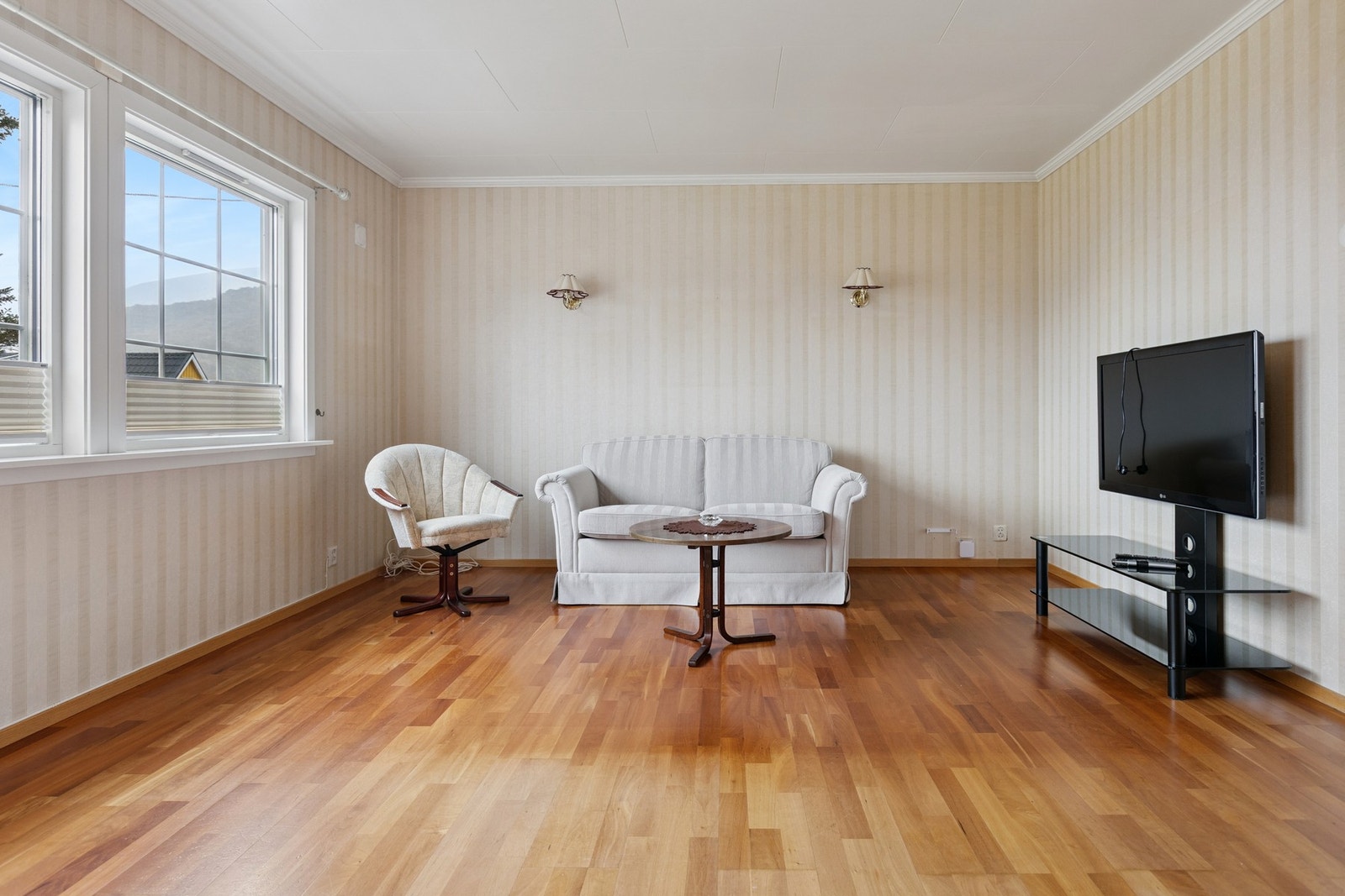 God plass for sofakrok, med tilhørende mediemøblement også i denne delen av huset. Galleribilde