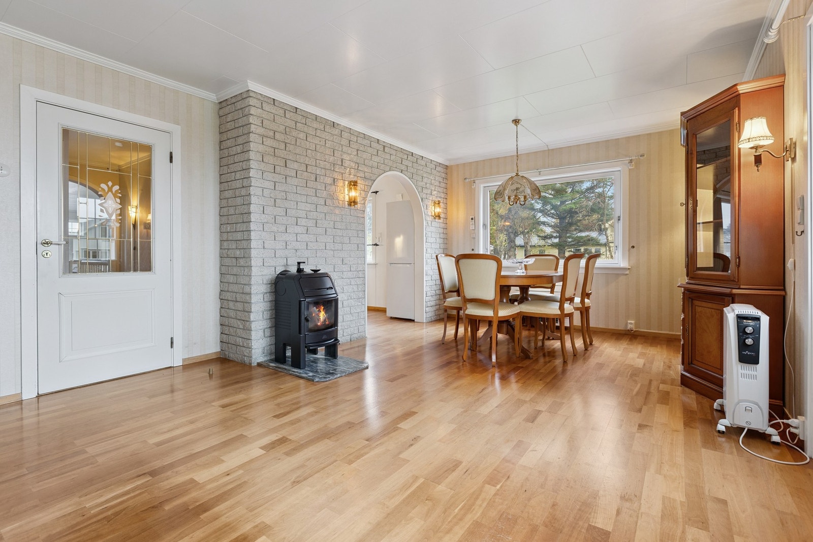 Det å ha to stuer er noe barna i huset vil sette stor pris på - i den andre delen av huset ligger stue nr. 2, spisestuen og det separate kjøkkenet. Galleribilde