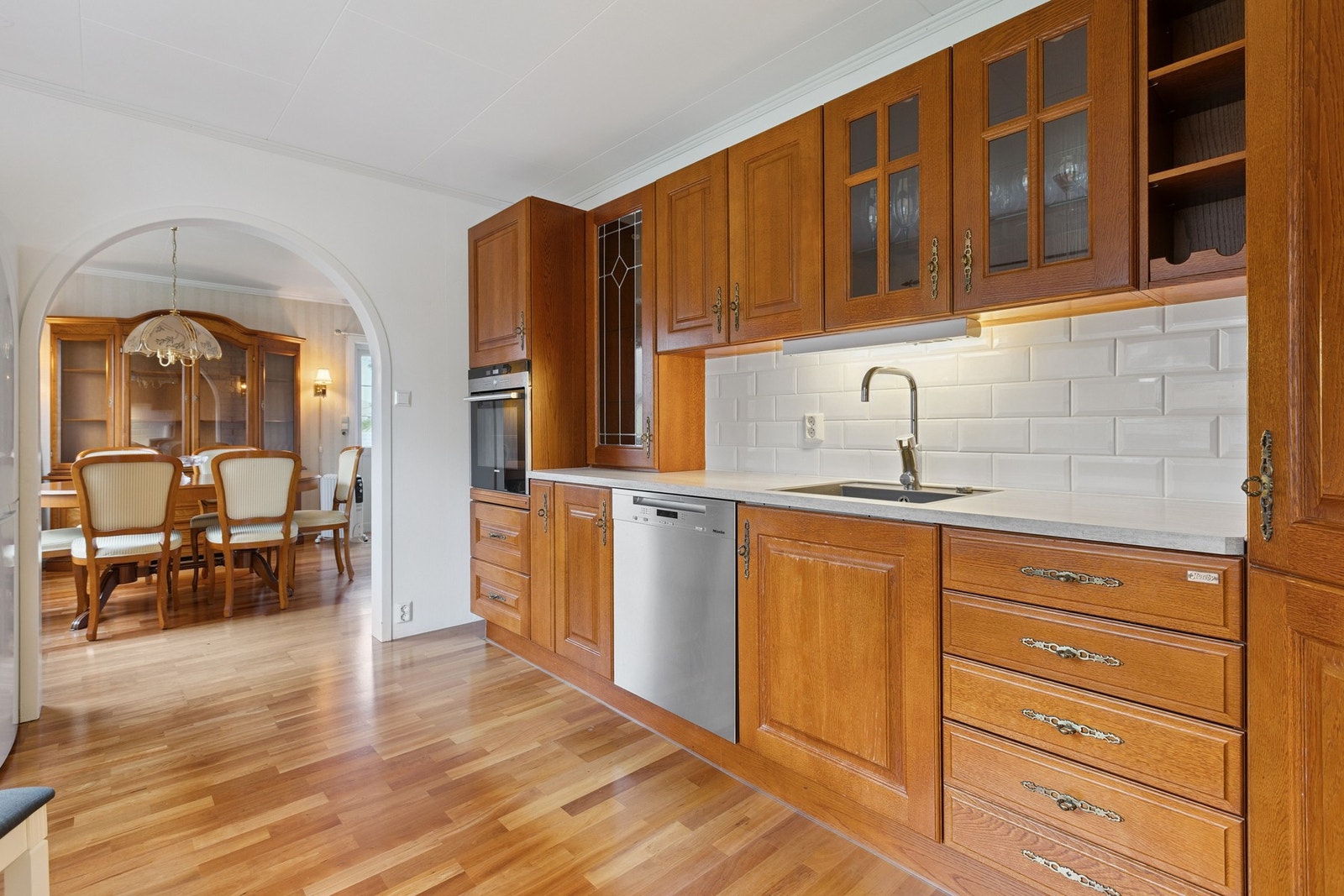 Det er plass for plassering av en praktisk frokostgruppe, inne i kjøkkensonen. Galleribilde