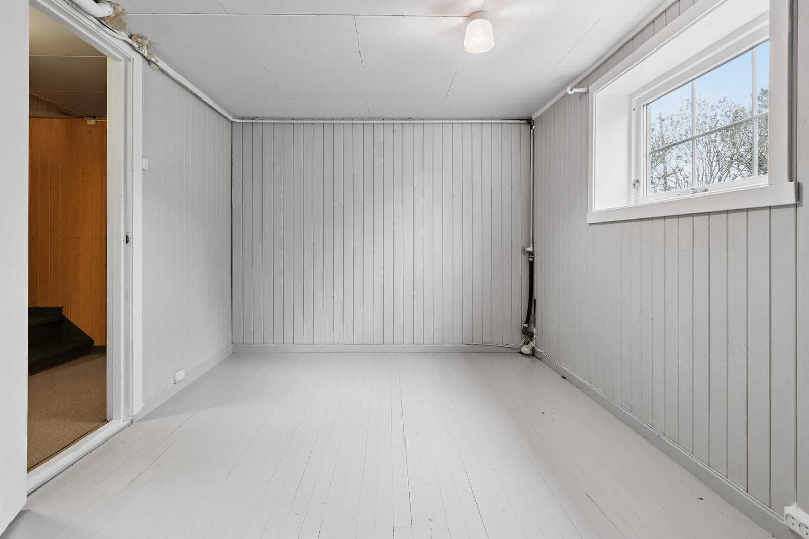 Kjelleretasjen byr på mye oppbevaringsplass, samt egen inngang! Galleribilde