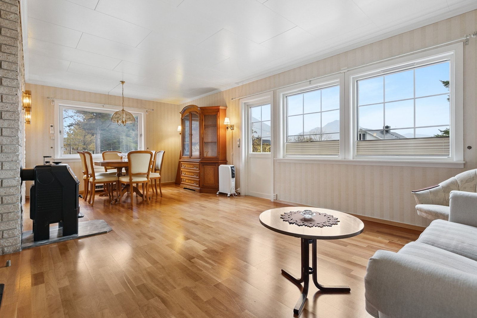 Stuen har vedovn som kommer godt med på vinterhalvåret. Det er utgang til sen stor terrasse. I tillegg er det plissegardiner i vinduer. Galleribilde