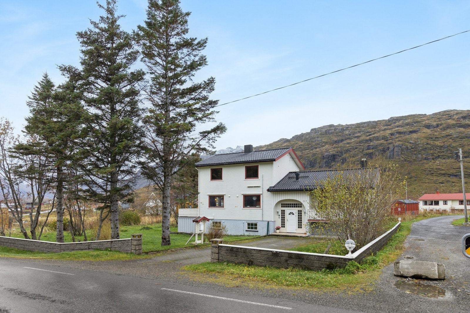 Eneboligen er bygget ut etter byggeår, og ligger på en mer eller mindre slett tomt på ca. 1037 kvm. Galleribilde