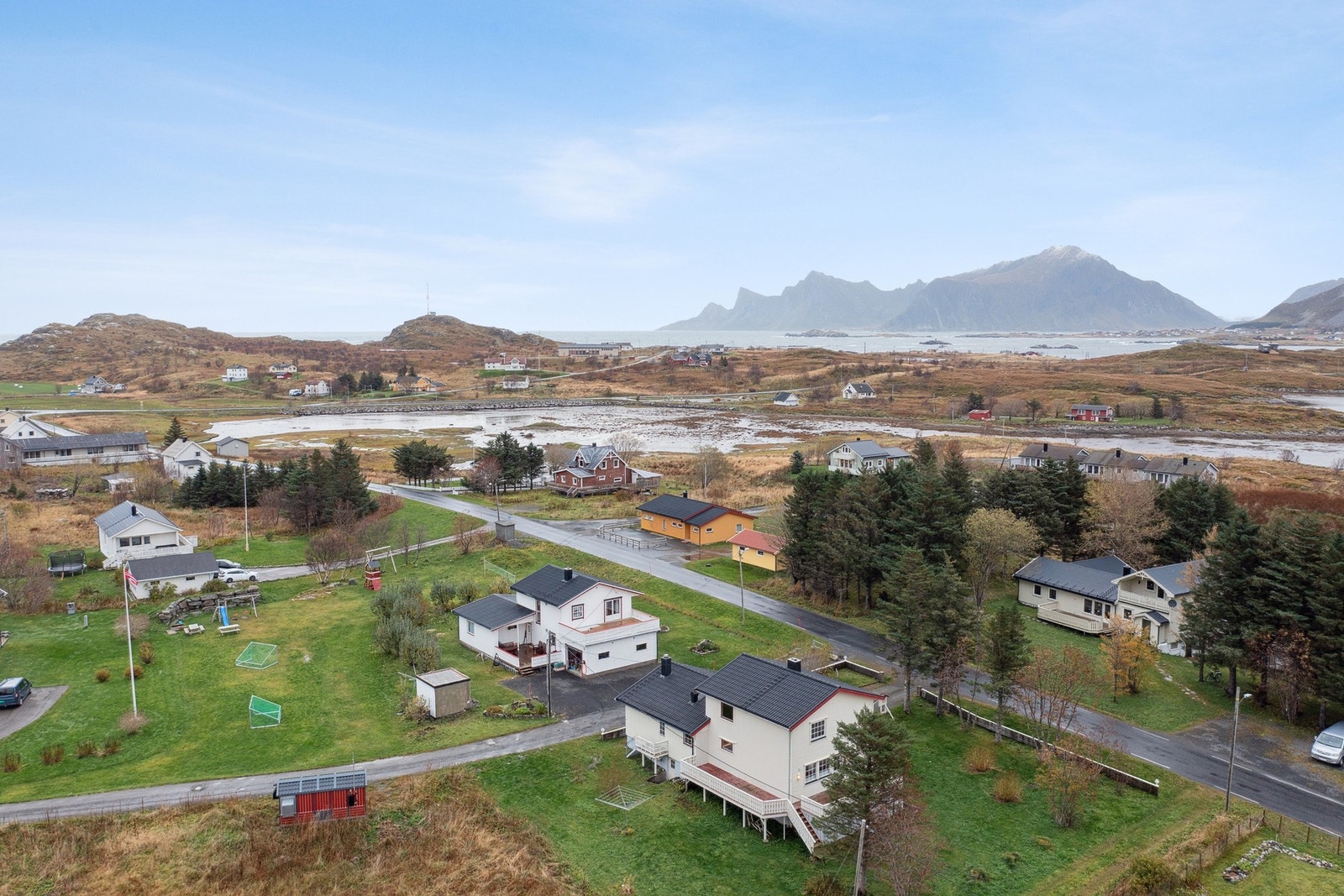 På Ramberg ligger også barne- og ungdomsskole, barnehage og SFO. Galleribilde