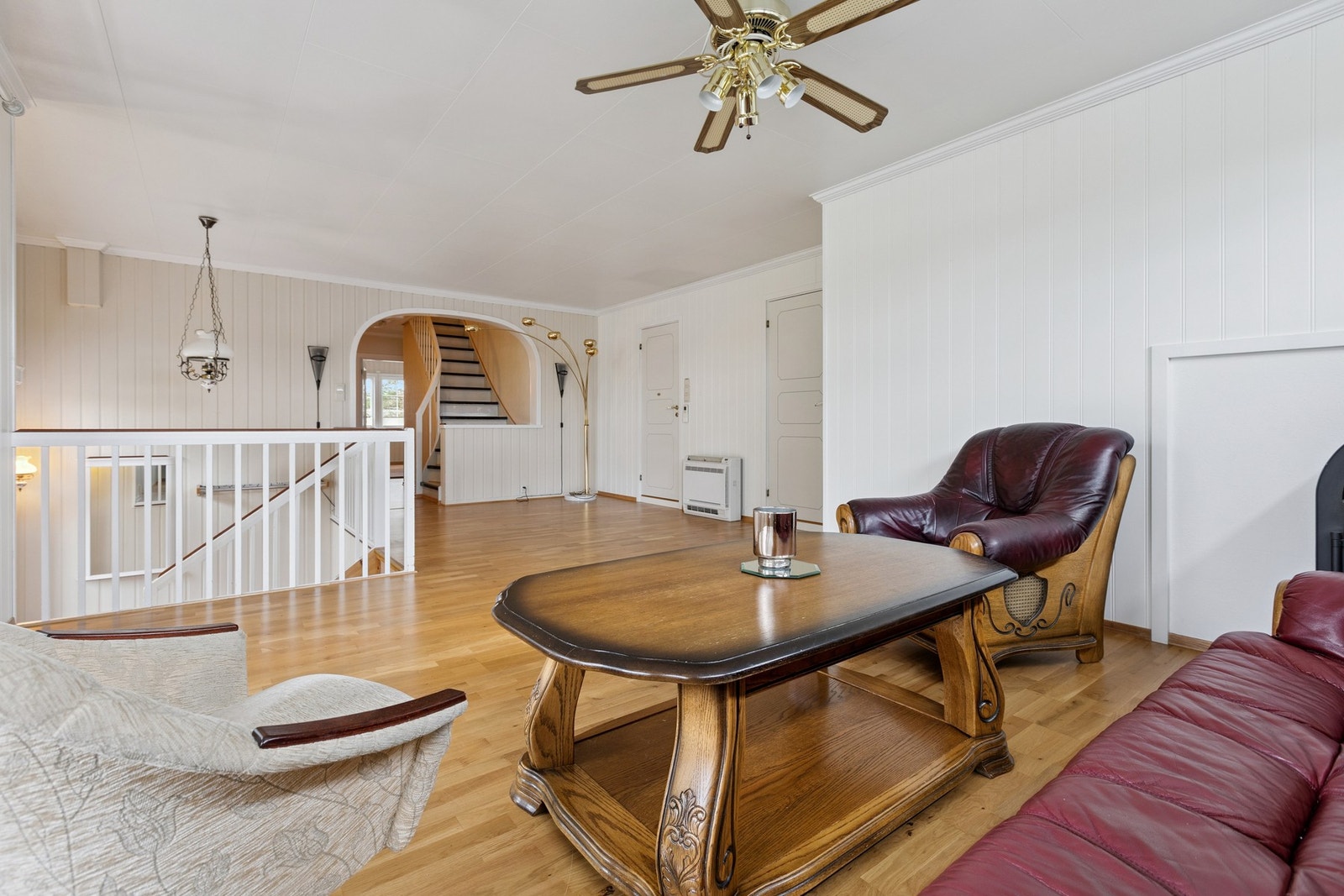 Stue nr. 1 ligger i utbygget del av huset, og byr på blant annet utgang til balkong, varmepumpe og vedovn. Galleribilde