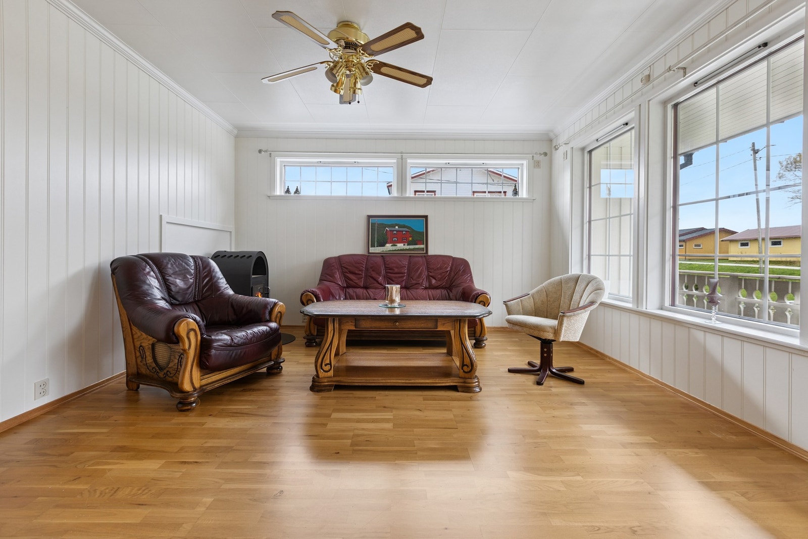 Det er store vindusflater i rommet som slipper inn rikelig med lys, og medfører en flott atmosfære over rommet. Galleribilde