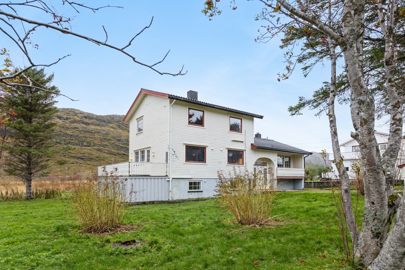 Stor og fin hage med direkte adkomst fra boligens terrasse. Galleribilde