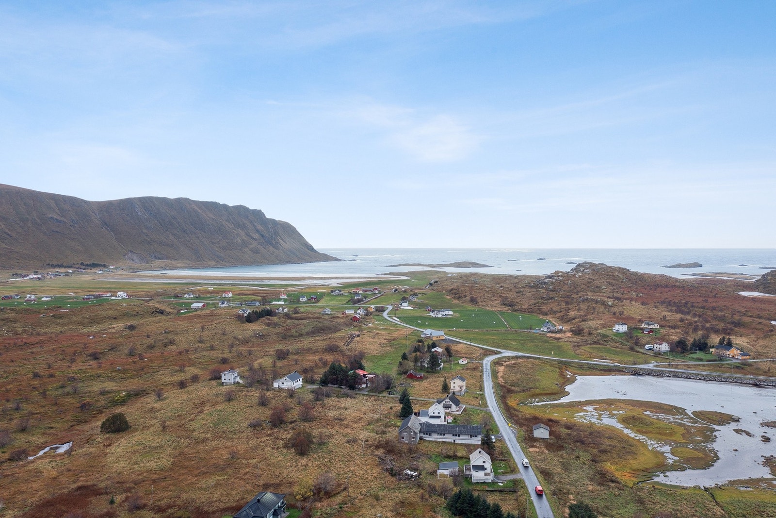 Østover er det ca. 30 minutter til Leknes, med både flyplass og kjøpesenter. Galleribilde