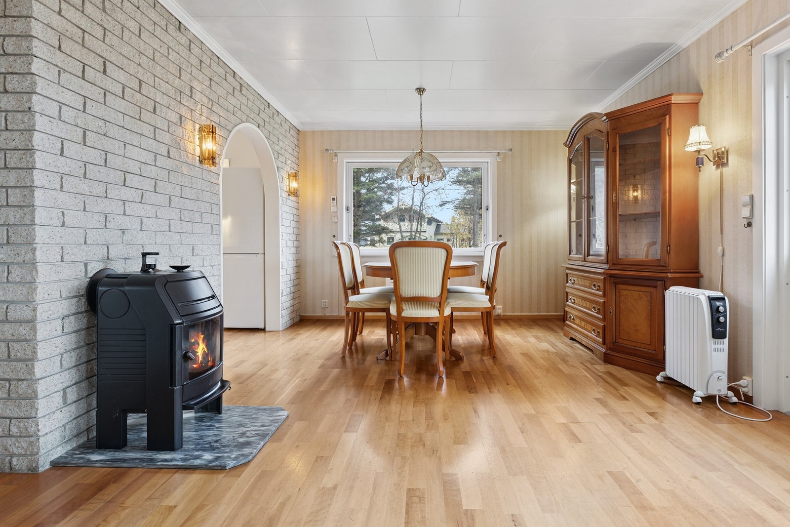 I praktisk nærhet til kjøkkenet er det plass for etablering av spisegruppe, med god plass for å samle venner og familie. Galleribilde