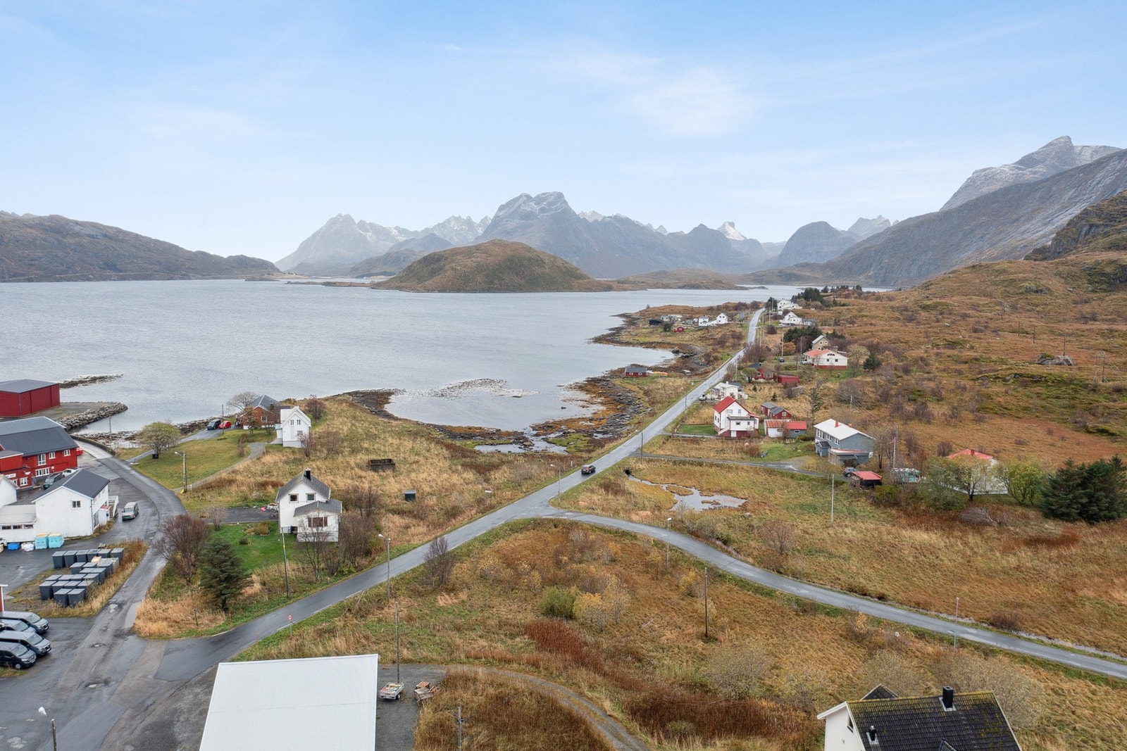 Det er ca. 30 minutter til Moskenes i vest, hvor man får tilgang på ferge som tar deg over til Bodø, Værøy og Røst. Galleribilde