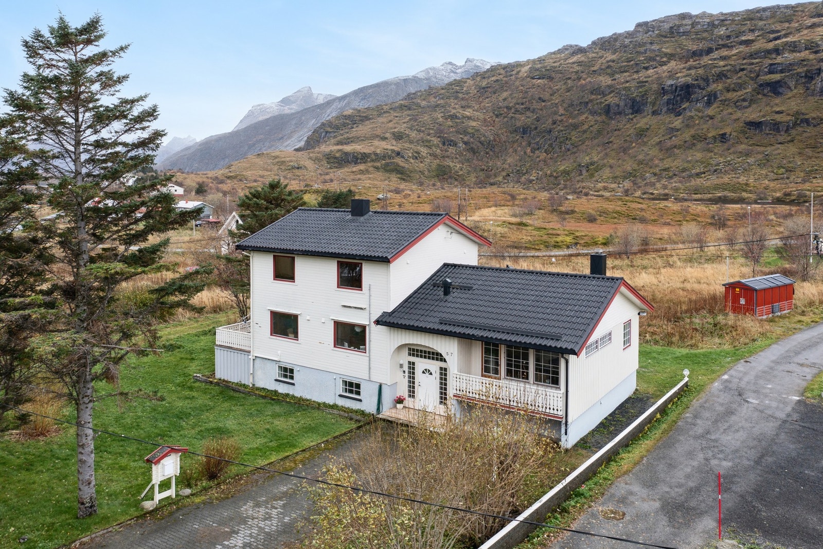 Tomten ligger fint til og byr på gode solforhold. Galleribilde