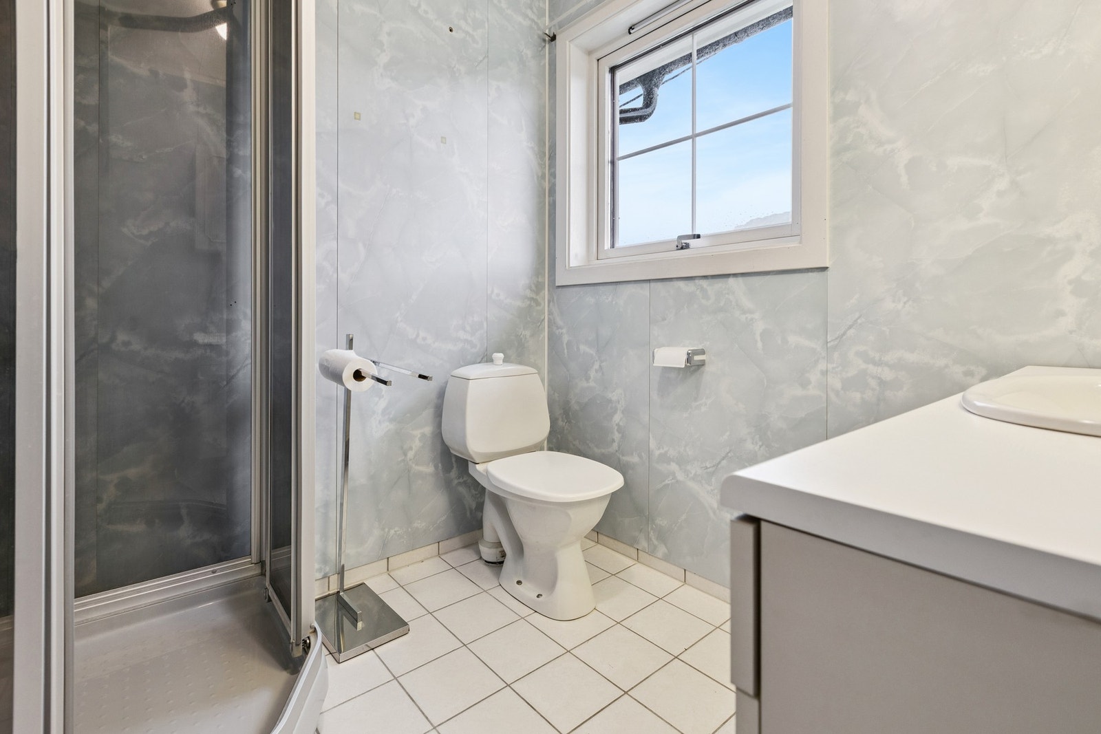 Ett av rommene har dusjkabinett og det andre badekar. Galleribilde