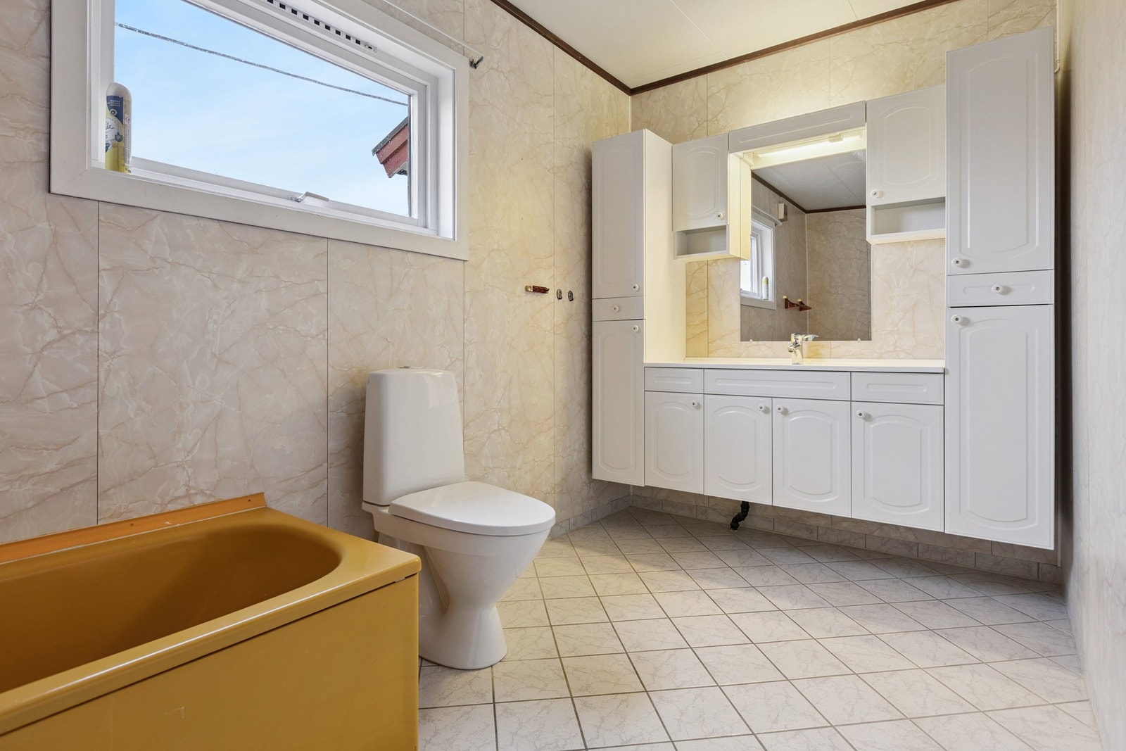 Det er to baderom på hovedplan, begge med flislagte gulv, med behagelig varme i. Galleribilde