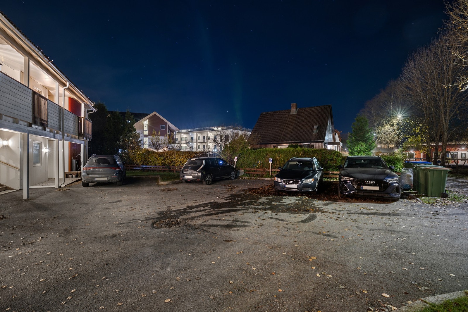 Fellesområde med parkeringplass. Galleribilde