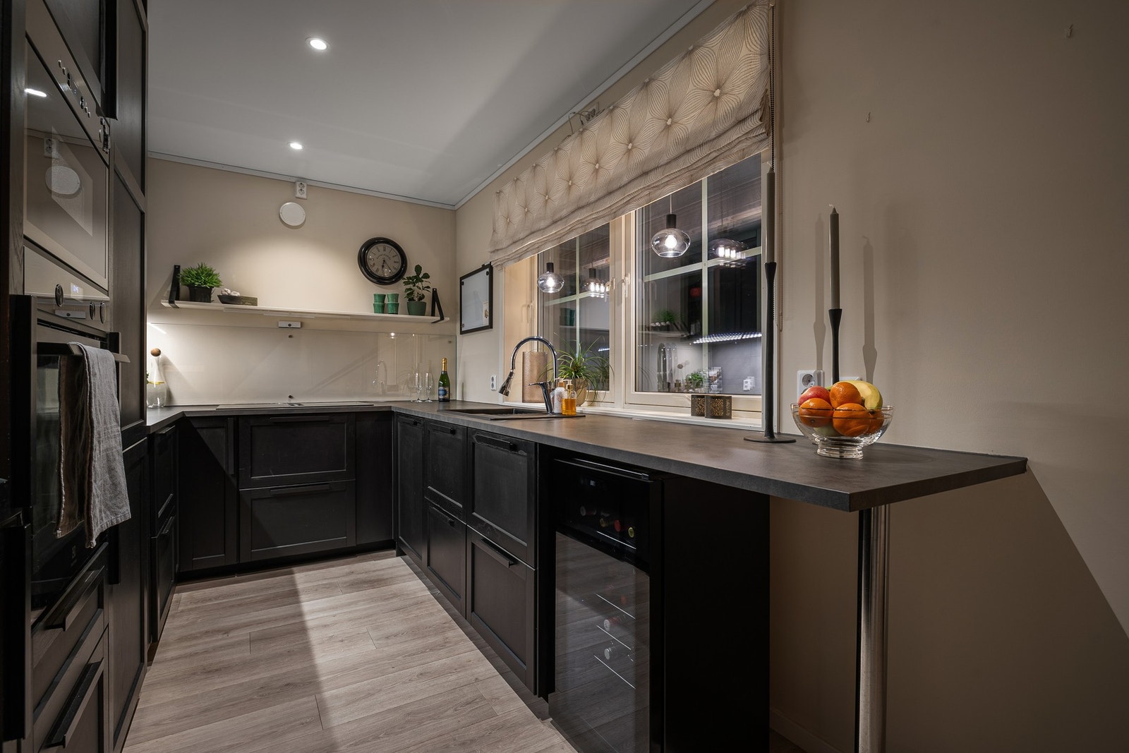 Rikelig med lagringsplass på kjøkkenet. Galleribilde