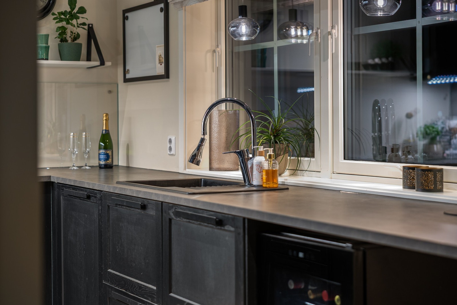 Kjøkkenet har gode oppbevaringsmuligheter for kjøkkenredskap og benkplass. Galleribilde