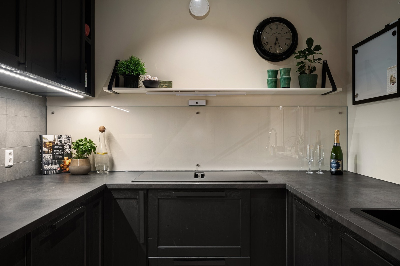 Platetopp fra Bosch, ca 1 år gammel. Kullfilter integrert i platetoppen. Galleribilde