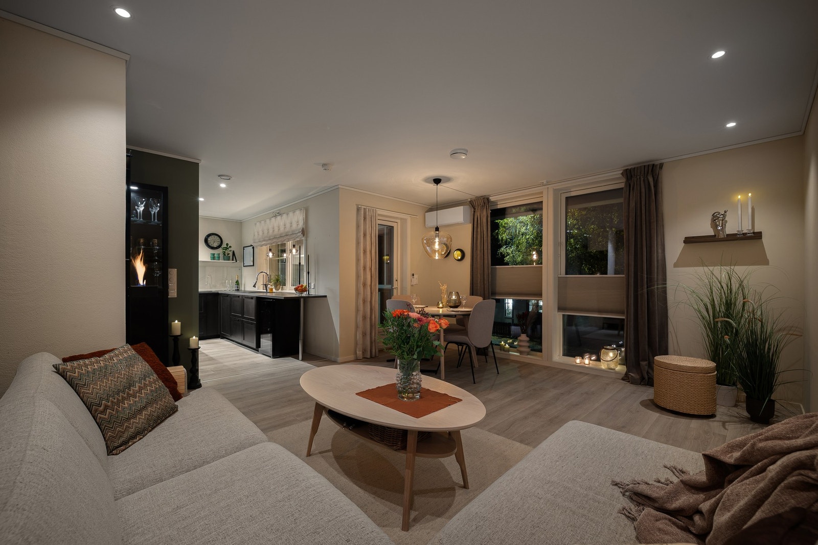 Store vindusoverflater som gir godt med lysinnslipp i rommene. Galleribilde