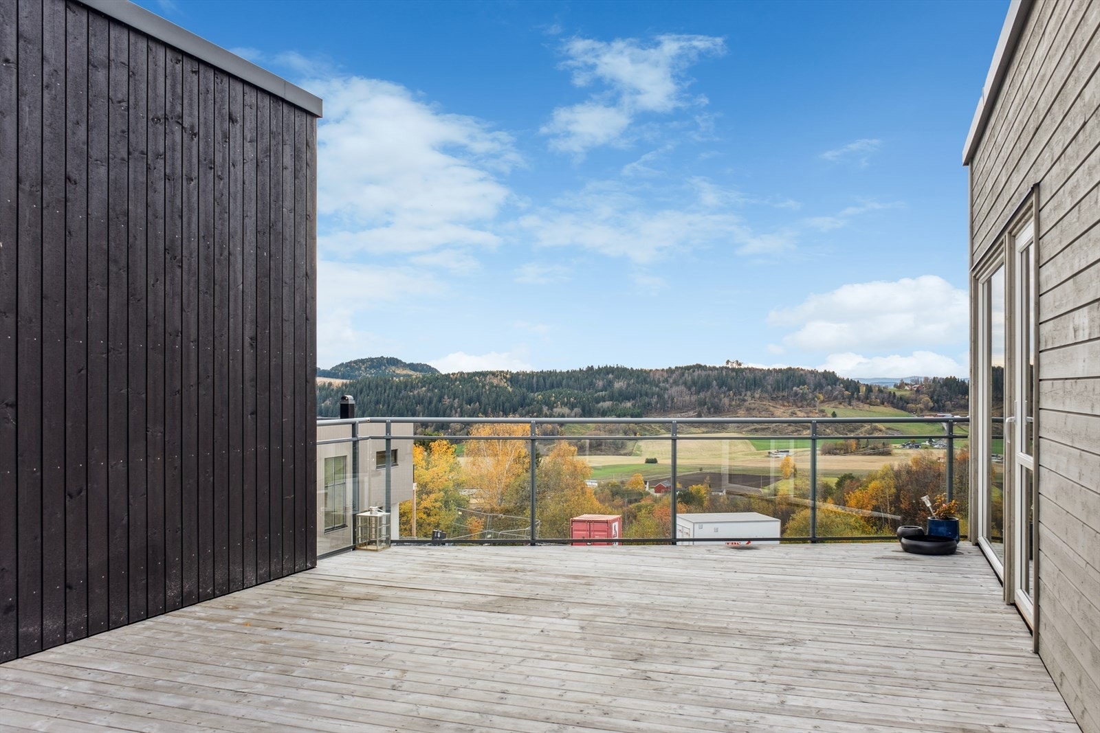 Stor og skjermet terrasse over garasje. Galleribilde