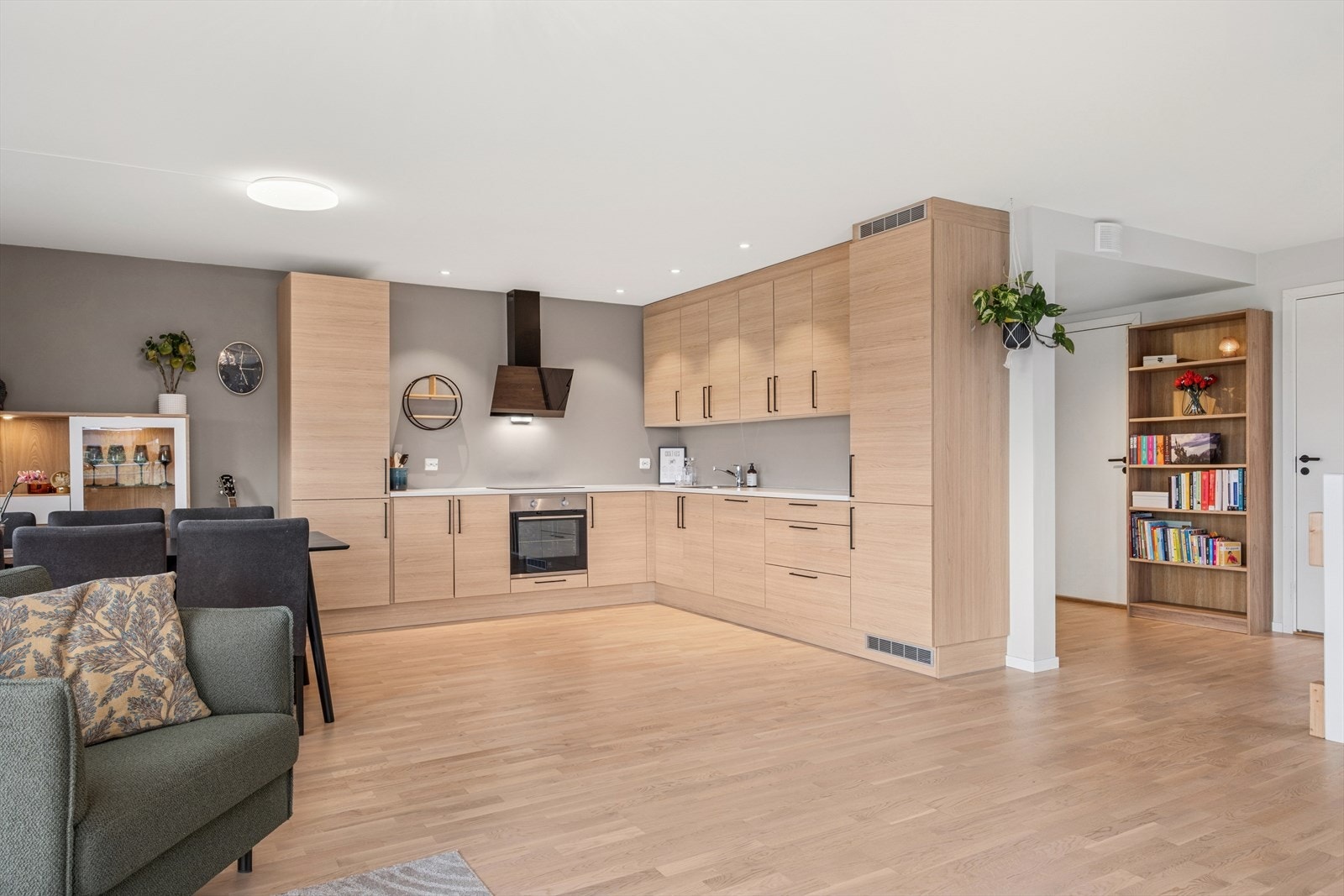 Åpen løsning mellom stue og kjøkken gir god utnyttelse av arealet. Galleribilde