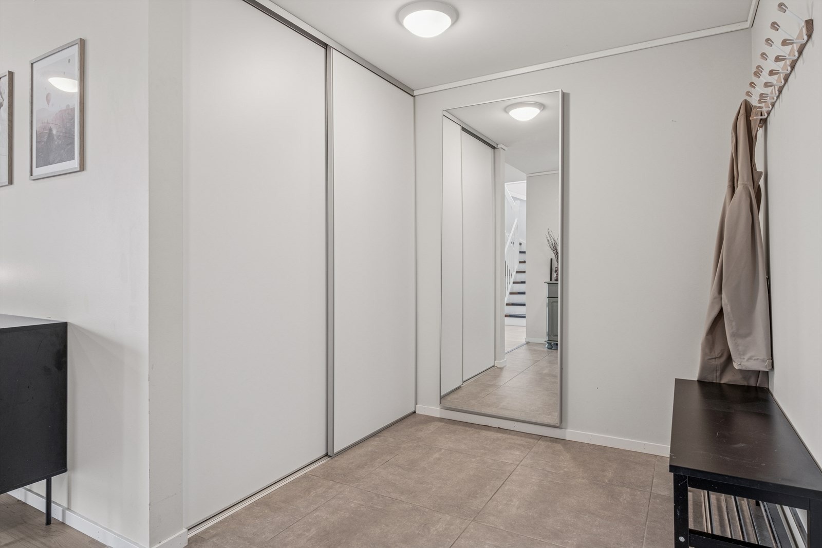 Skyvedørsgarderobe i gang. Galleribilde