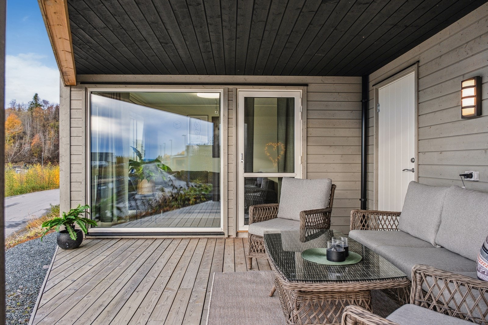 Terrasse utenfor stue i 1. etasje. Galleribilde