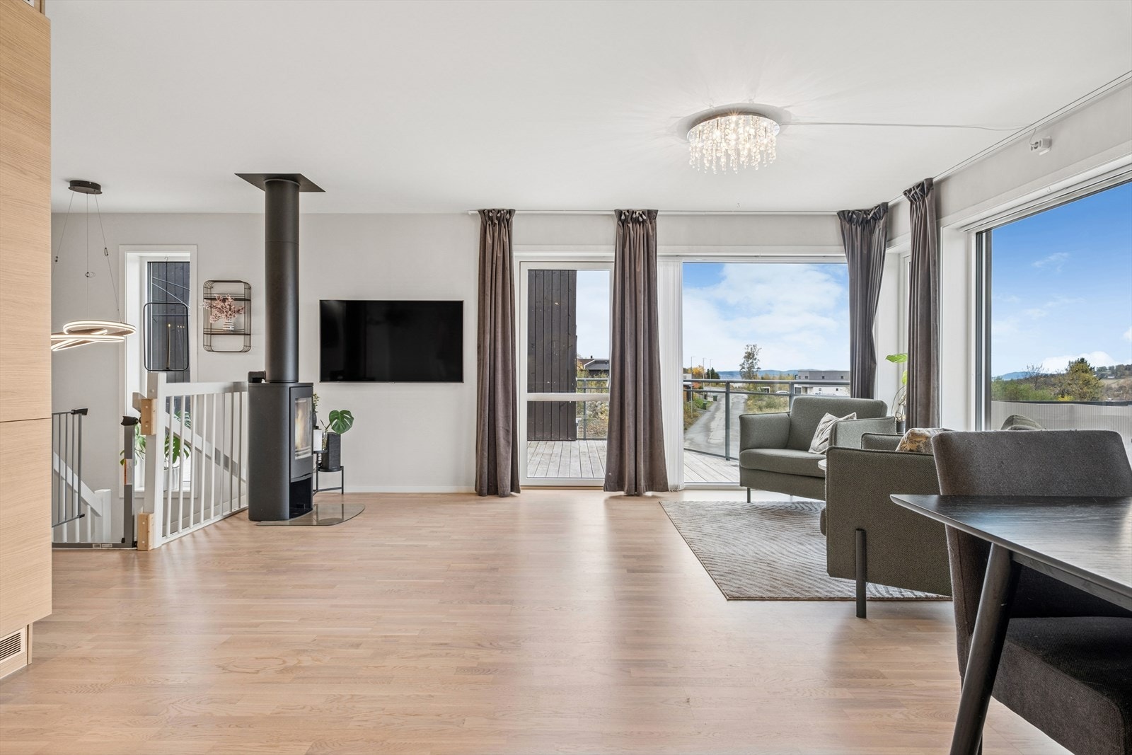 Stuen i 2. etasje er av god størrelse med utgang til skjermet terrasse. Galleribilde