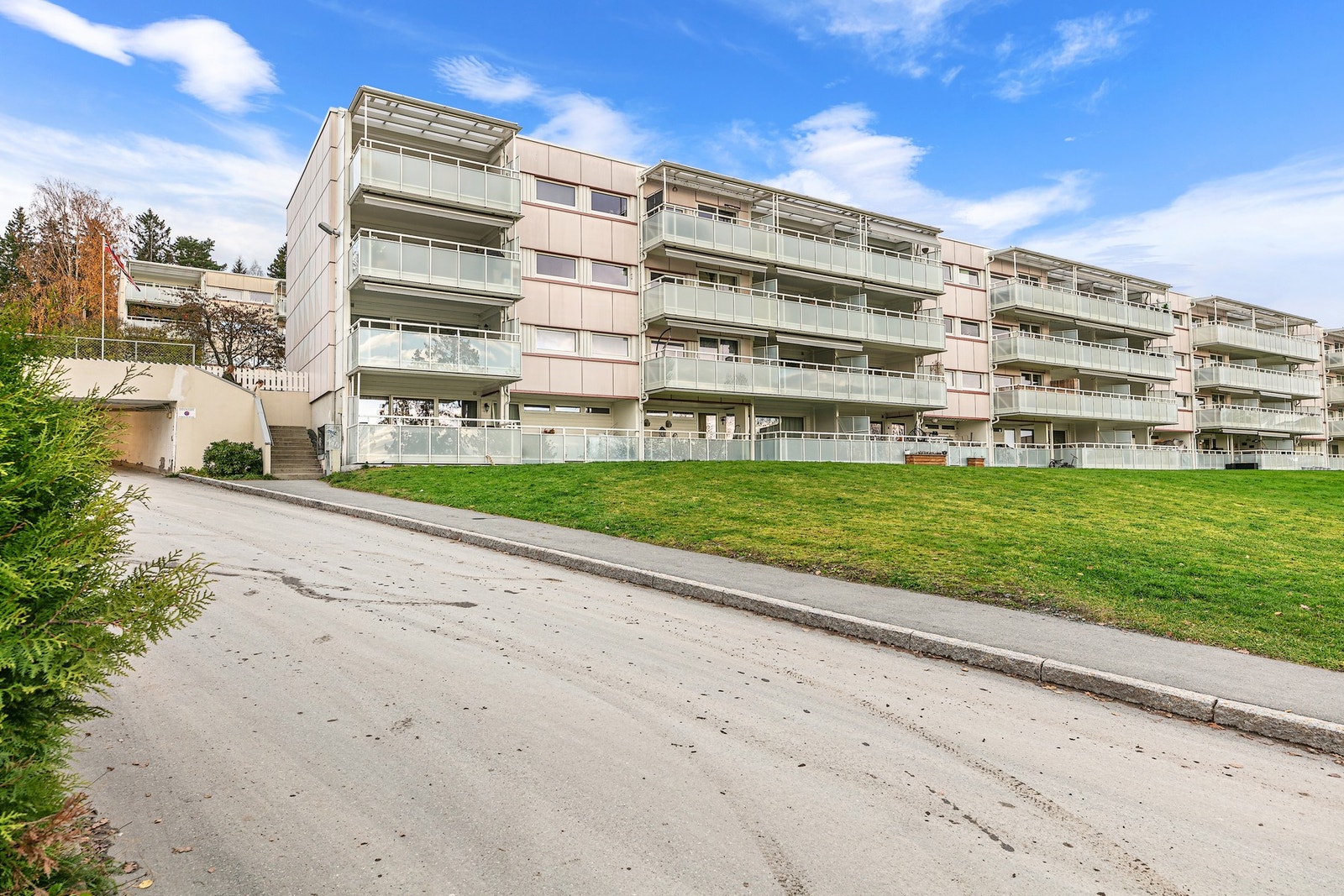 Fasade mot vest.
Denne leiligheten ligger i
2. etasje helt til venstre, men i 1.etasje uten trapper fra inngangssiden. Galleribilde