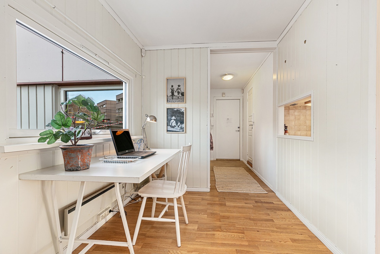 Romslig hall med plass til skrivebord Galleribilde