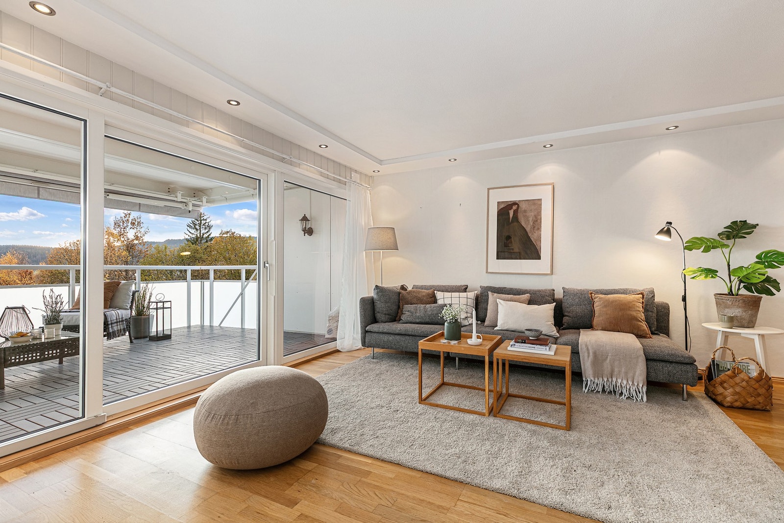 I stuen er det store vinduer med heve-skyvedør ut til terrassen Galleribilde