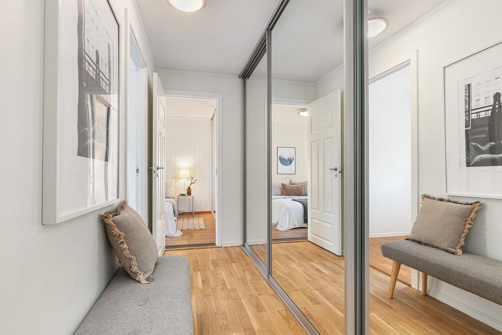 Soveromsgang med skyvedørsgarderobe Galleribilde