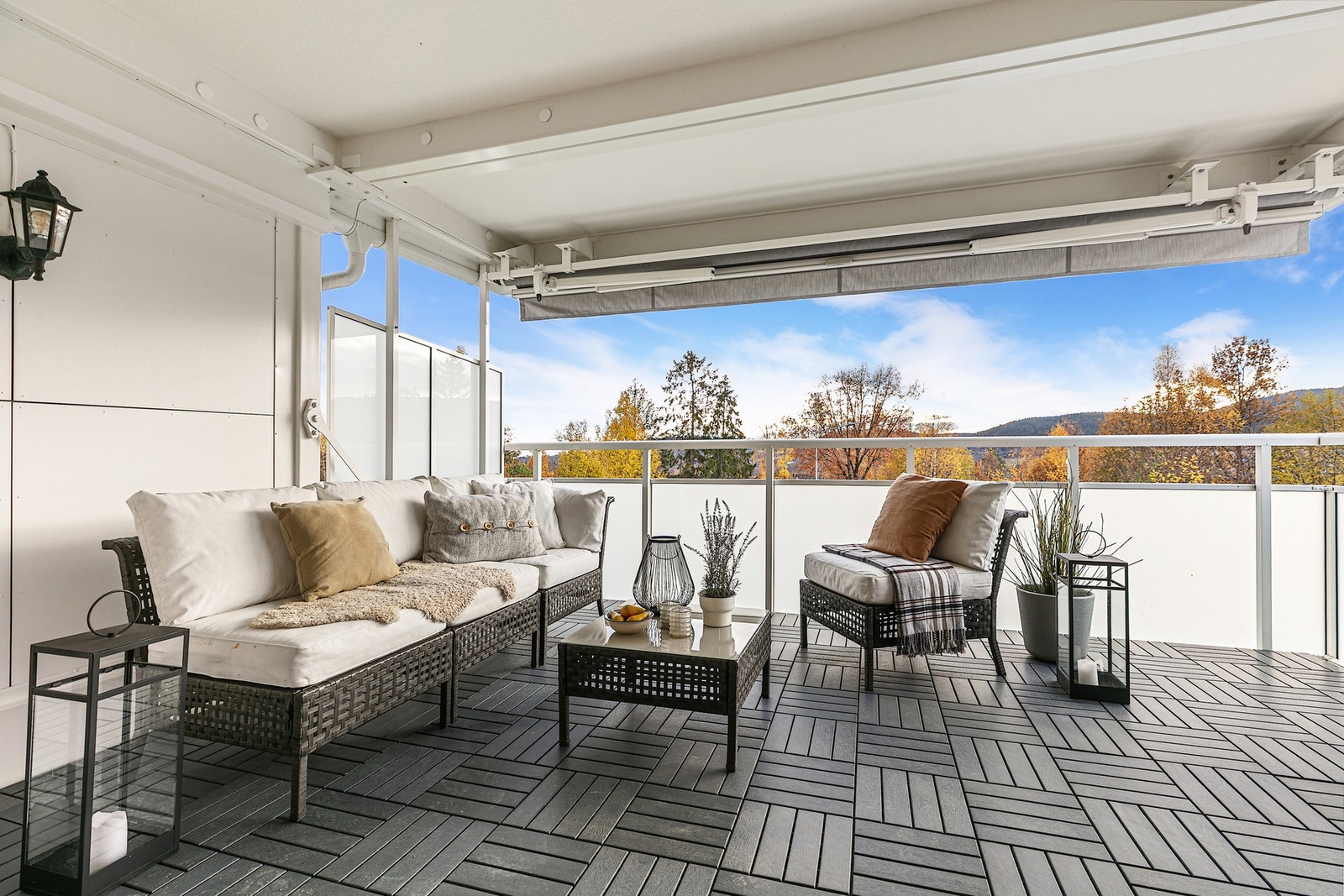 Leiligheten ligger i 1.etasje uten trapper. Fra stue og terrasse er det 2.etasje.
Terrassen (16 m2) er overbygget og med terrassemarkise som gir en ekstra stue fra tidlig vår til sen høst. Galleribilde