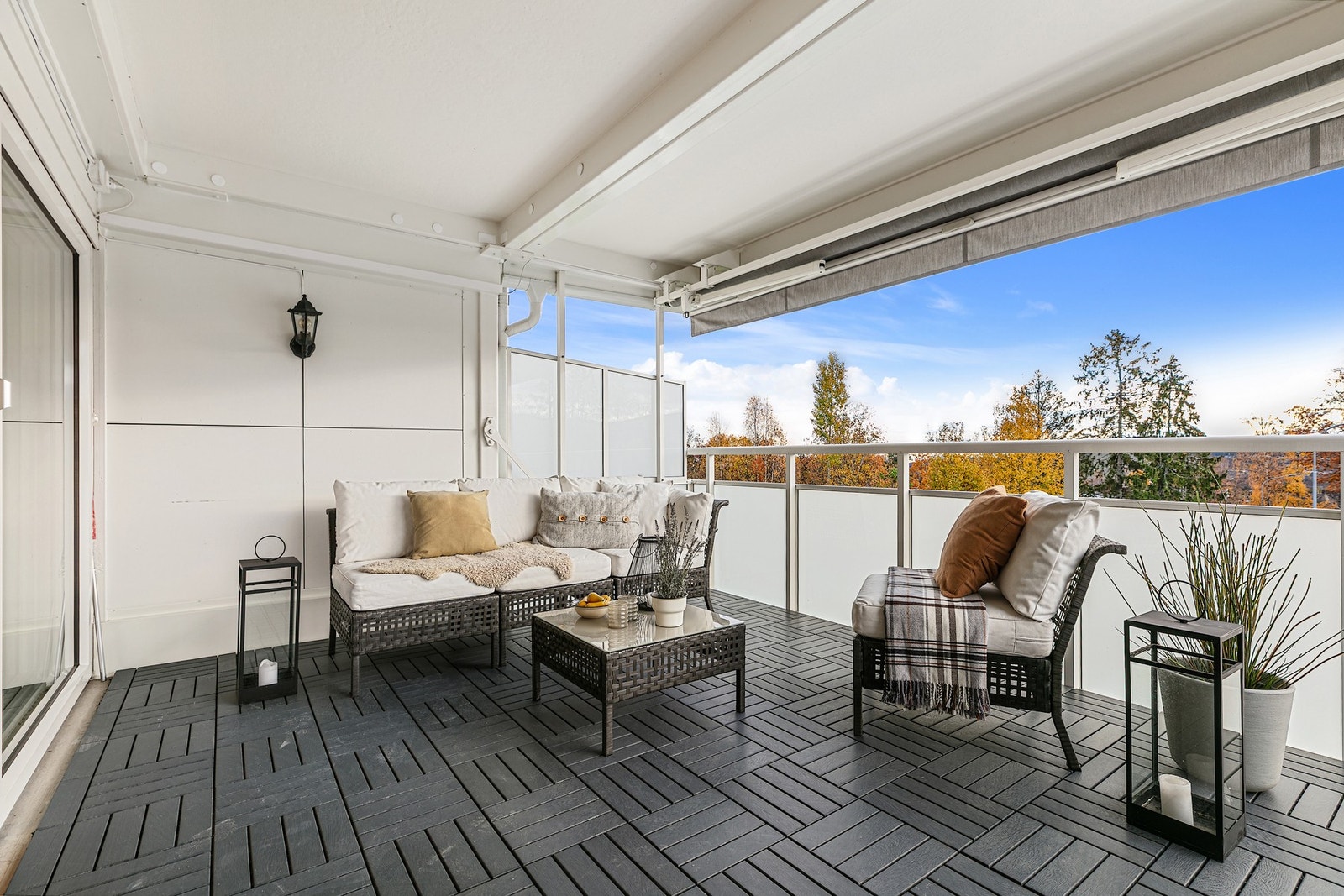 En herlig og stor overbygget vestvendt terrasse med terrassemarkise - en ekstra stue i sommerhalvåret Galleribilde