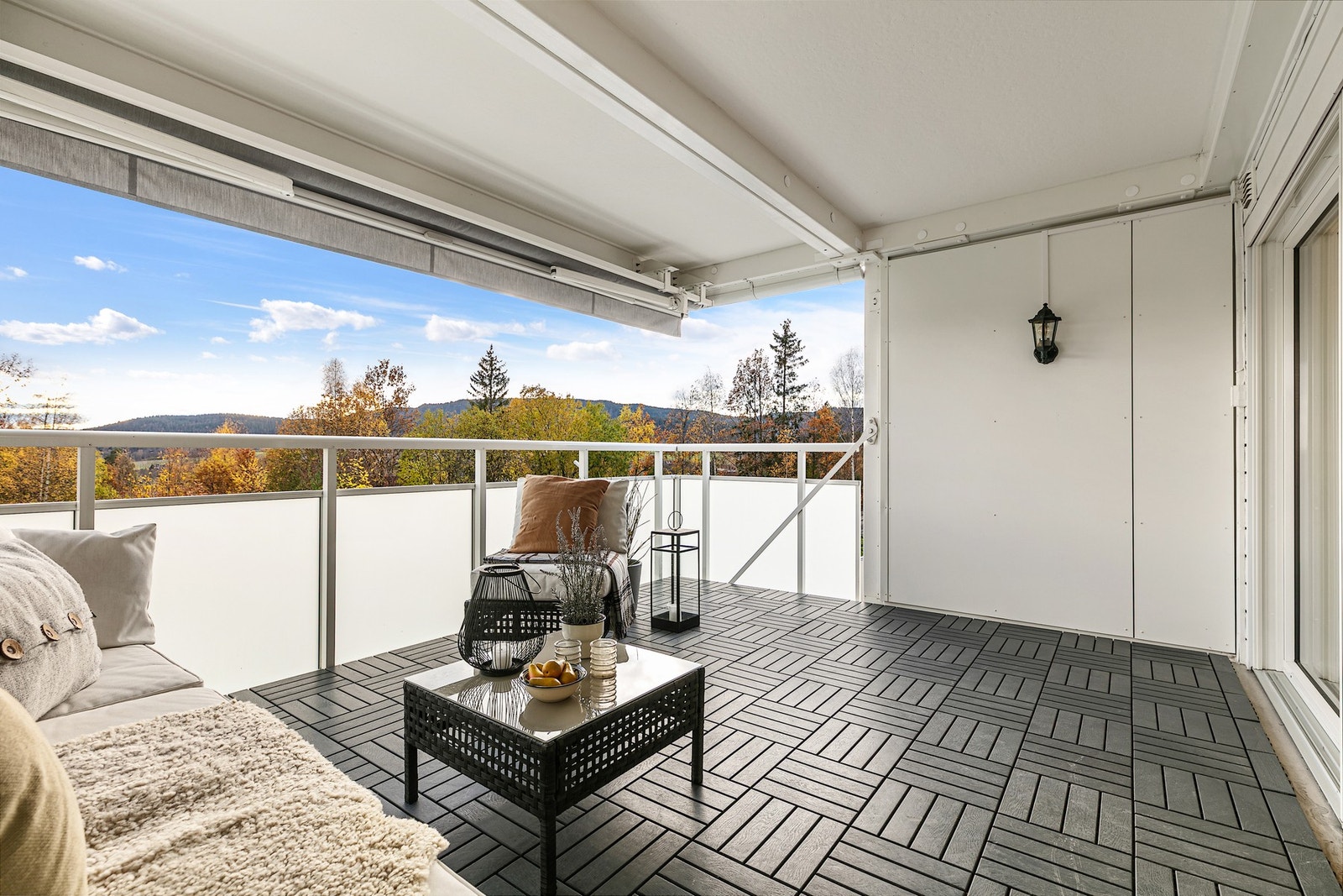 Fra terrassen er det fin utsikt Galleribilde