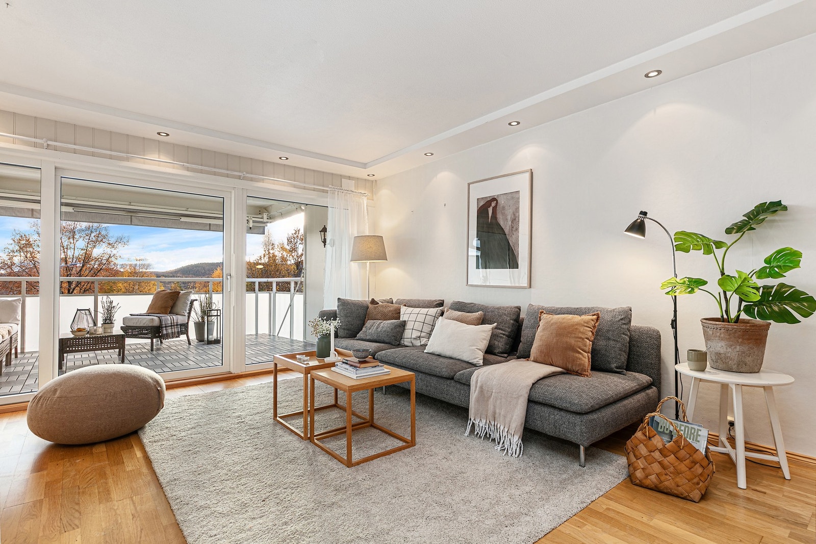 Romslig og lys stue med utgang til terrasse. Innfelt downlights Galleribilde