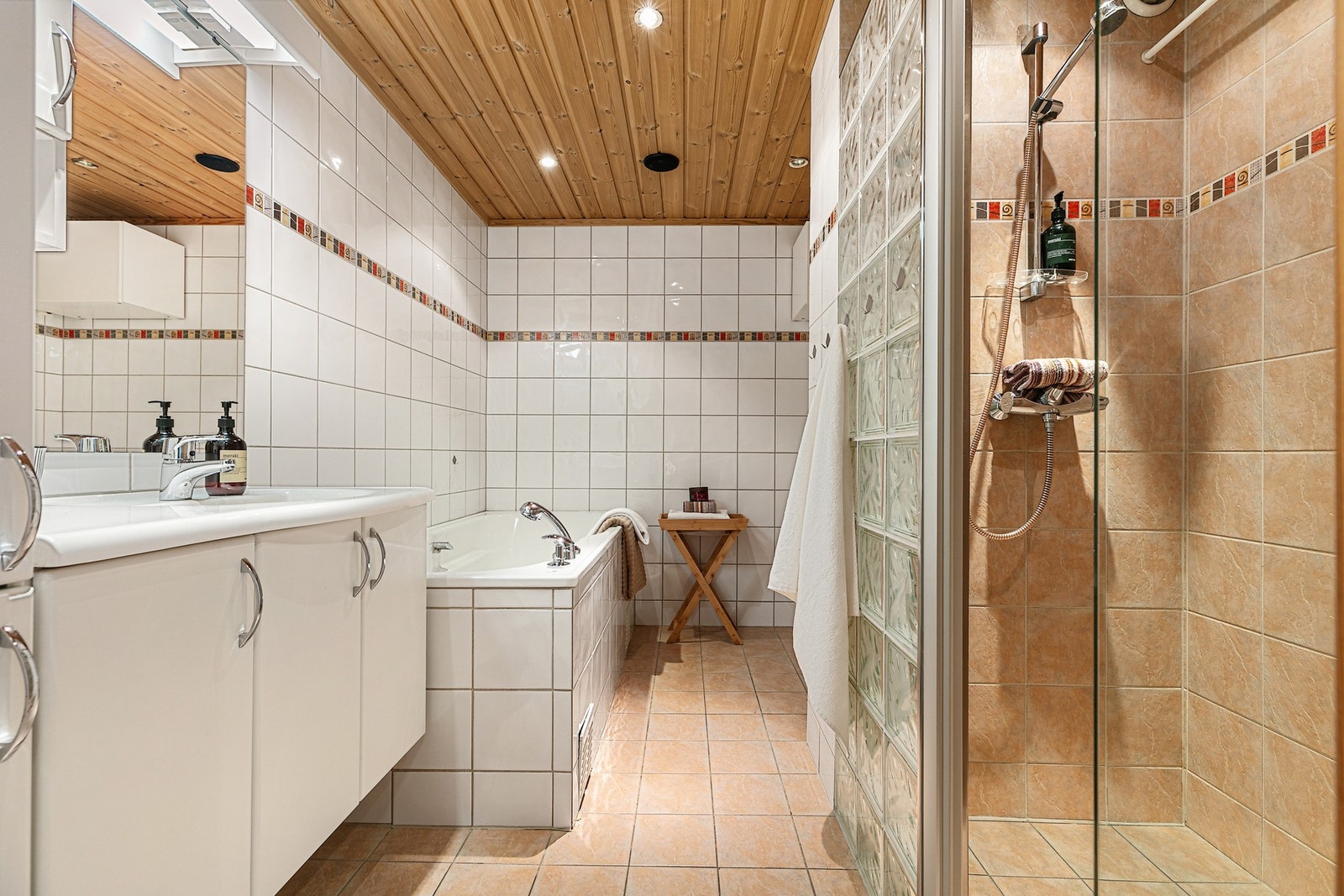 Flislagt bad/w.c med innebygget vask, dusjnisje og badekar. På badet er det opplegg for vaskemaskin/tørketrommel. Galleribilde